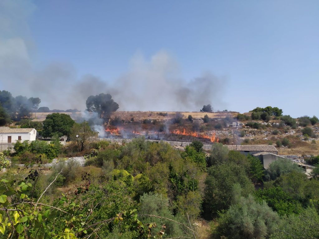 Modica Incendio Sul Costone Di Cava Dispica Radio Rtm Modica