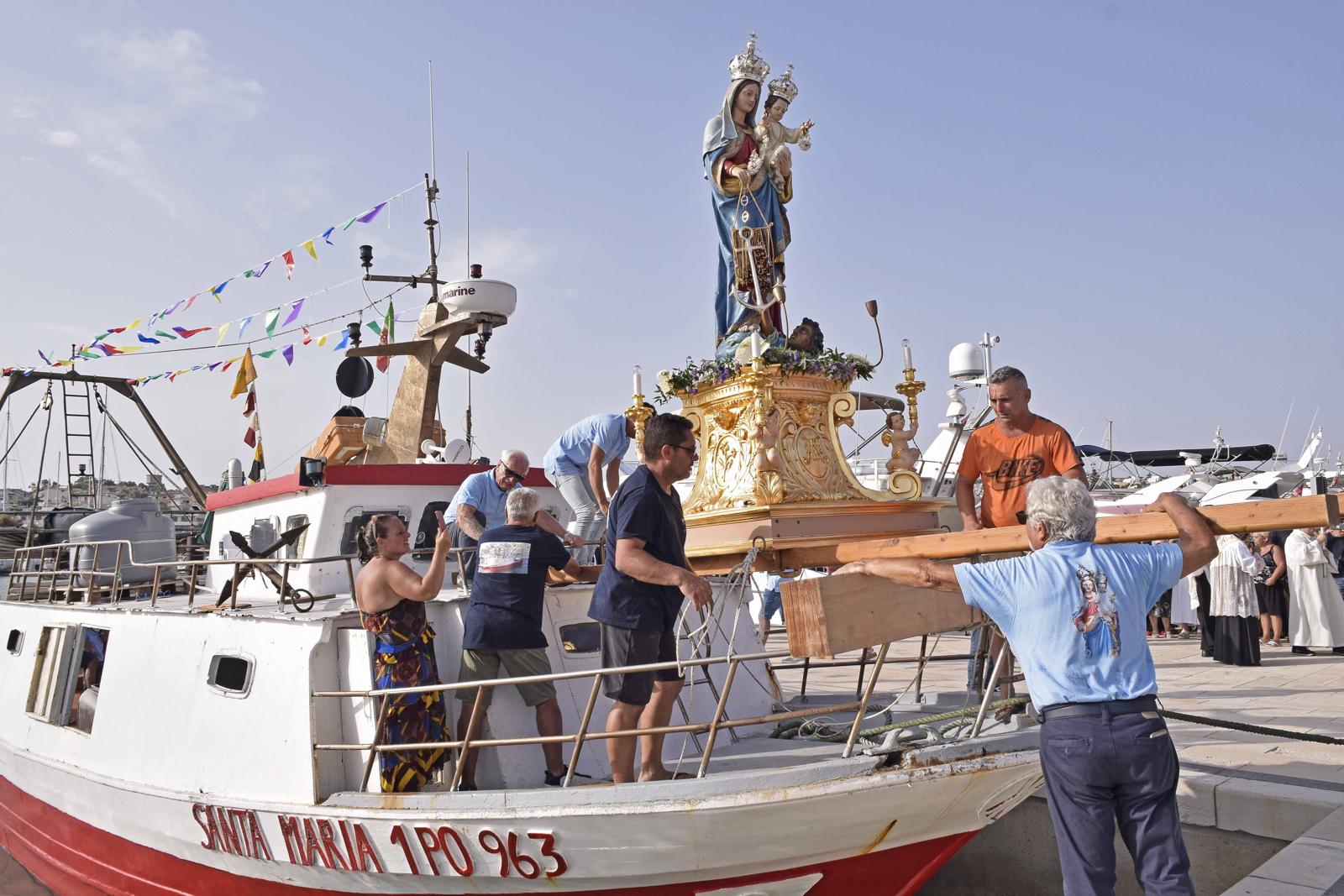 Marina Di Ragusa Oggi Processione A Mare Della Vergine Assunta Radio